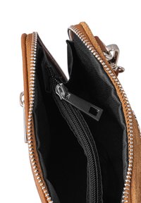 Brązowy skórzany portfel z zamknięciem na zamek, wyposażony w liczne przegrody oraz gładkie czarne wnętrze. Zawiera srebrne akcenty metalowe.