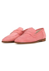 Roze suede loafers met een spitse neus, voorzien van een decoratieve band en stikseldetails. Platte zool met een lichtbruine afwerking.