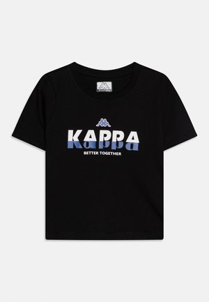 Crna dječja majica kratkih rukava s logom "KAPPA" i natpisom "Better Together" u bijeloj i plavoj boji sprijeda.
