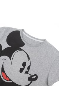 Graues Baumwoll-T-Shirt mit einem großen schwarz-roten Mickey-Mouse-Print auf der Vorderseite, Rundhalsausschnitt und kurzen Ärmeln.