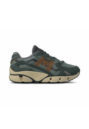 Baskets de sport vert foncé en matériau mesh et daim, avec un logo accent marron, une semelle épaisse crème et une surface texturée pour une meilleure adhérence.