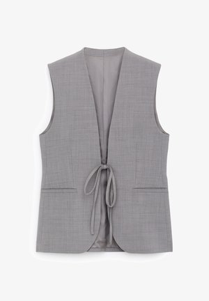 Mouwloos grijs vest met striksluiting aan de voorkant, twee steekzakken aan de zijkant en een gladde binnenvoering.