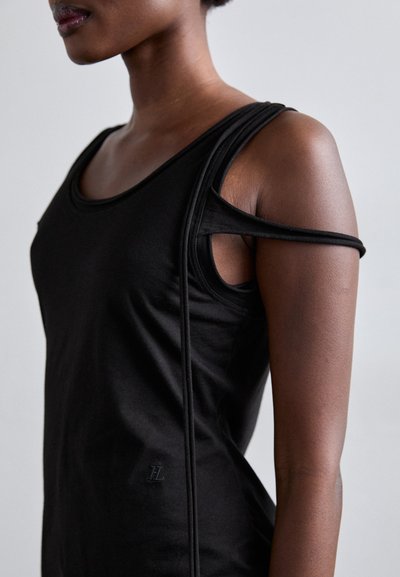 Fekete, ujjatlan felső puha anyagból, kivágott vállrésszel, lapos varrásokkal és kis logóval a szegély közelében.