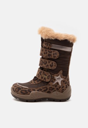 Botte d'hiver marron avec des brides à imprimé léopard, un revers en fausse fourrure, un détail étoile sur le côté et une semelle robuste conçue pour le froid.