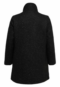 Schwarzer Wollmantel mit strukturierter Oberfläche, hohem Kragen und 3/4-Ärmeln. Bietet eine gerade Silhouette und ein minimalistisches Design.