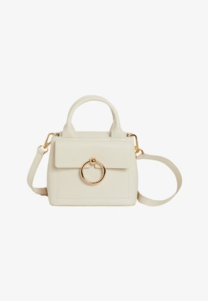 Borsa a spalla in pelle crema con un design strutturato, dotata di chiusura a bavero, dettaglio ad anello dorato e tracolla removibile.