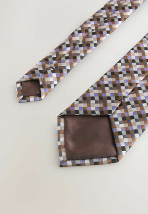 Musterte Seidenkrawatte mit blauen, braunen und schwarzen Quadraten. Glatte Textur mit einer einfarbigen braunen Unterseite und quadratischen Spitzen.