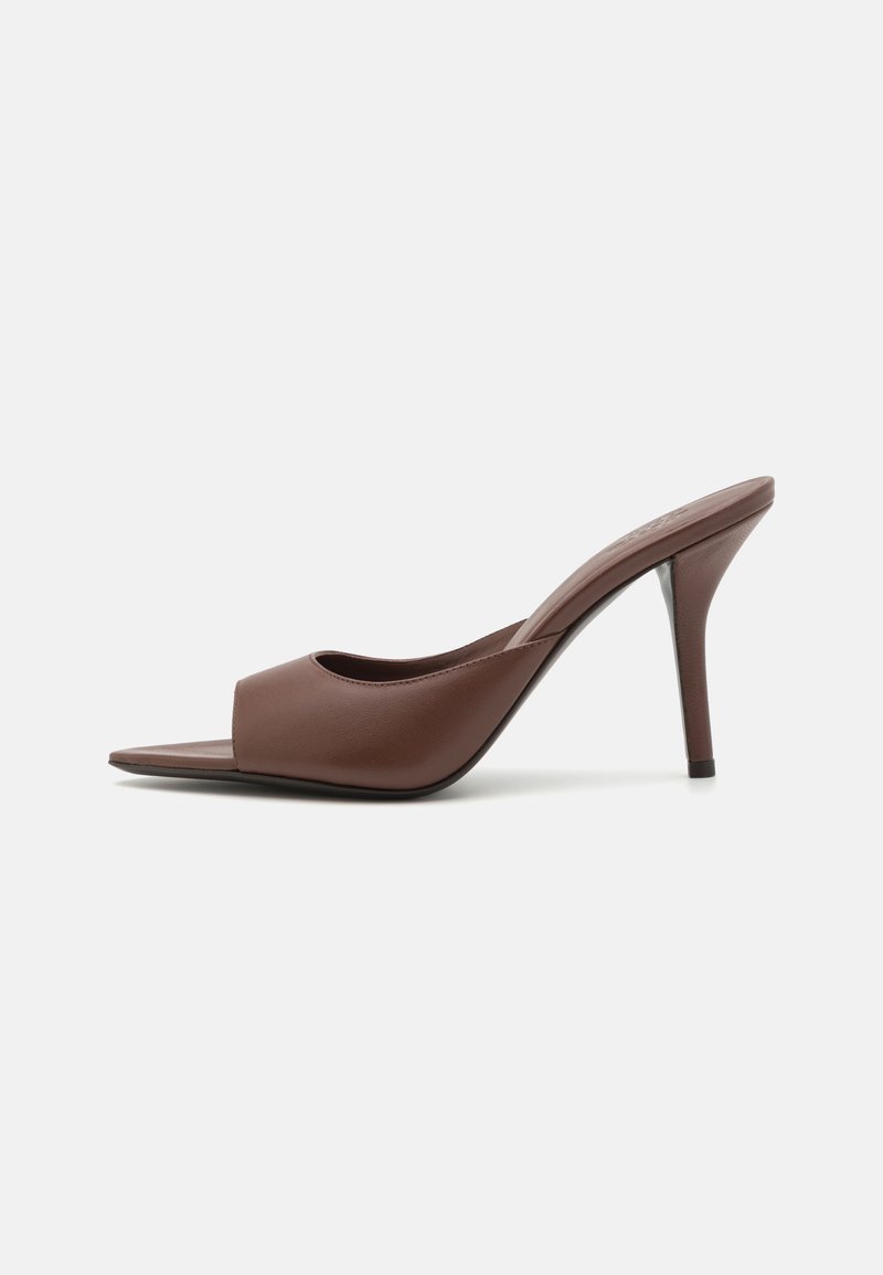 Mule-uri din piele maro, cu vârf deschis și toc înalt, cu un design elegant, având o curea frontală lată și un toc subțire de tip stiletto.