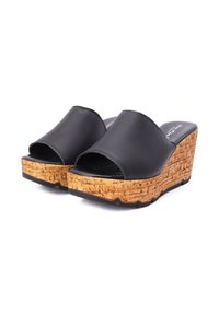 Sandali con zeppa nera, superiore in pelle liscia e piattaforma in sughero. Design open-toe con suola in sughero testurizzato per stabilità.
