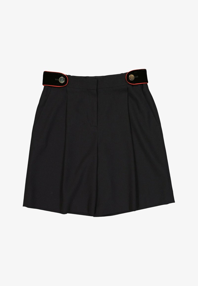 Jupe plissée noire avec des pattes hautes à la taille, chacune fixée par un bouton doré et soulignée d'un passepoil rouge.