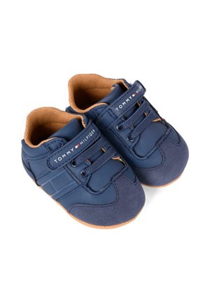 Sneakers per toddler di colore blu navy realizzati in materiale sintetico liscio con una fodera interna marrone, dotati di chiusura con lacci e suola in gomma.