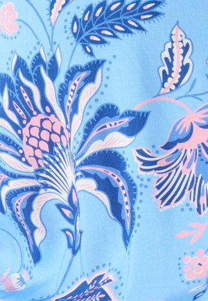 Blauer Stoff mit einem Blumenmuster mit rosa und marineblauen Akzenten, darunter detaillierte Blätter und stilisierte Blumen, auf einem strukturierten Hintergrund.