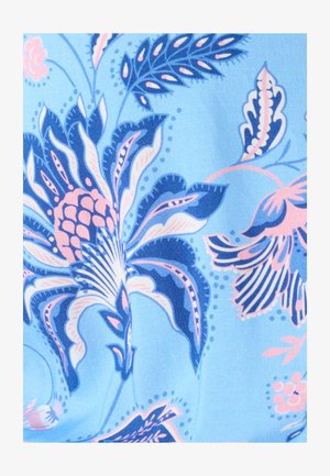 Blauer Stoff mit einem Blumenmuster mit rosa und marineblauen Akzenten, darunter detaillierte Blätter und stilisierte Blumen, auf einem strukturierten Hintergrund.