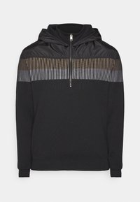 Pull noir à capuche avec demi-fermeture éclair et motif tricot rayé horizontal marron et gris sur la poitrine et les épaules.