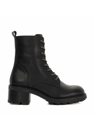 Botte de cheville en cuir noir avec un talon épais, un laçage à l'avant, des œillets en ton argenté et une semelle texturée pour une meilleure adhérence.