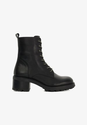 Botte de cheville en cuir noir avec un talon épais, un laçage à l'avant, des œillets en ton argenté et une semelle texturée pour une meilleure adhérence.