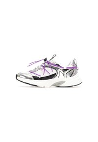 Zapatilla deportiva plateada con detalles en negro y blanco. Presenta una parte superior de malla, suela de goma y cordones morados. Forma acampanada, diseño moderno.