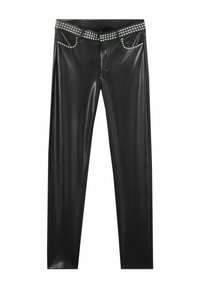 Svart läderliknande byxor med en stilren design, utrustade med dekorativa nitar längs midjan och fuskfickor fram. Slät textur.