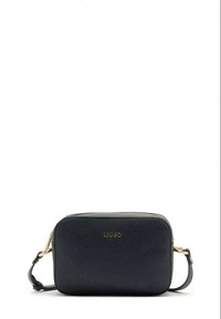 Malá čierna crossbody kabelka z textúrovaného materiálu. Má zlatý zips a nastaviteľný popruh. Na prednej strane je vyrazené logo "LIU JO".