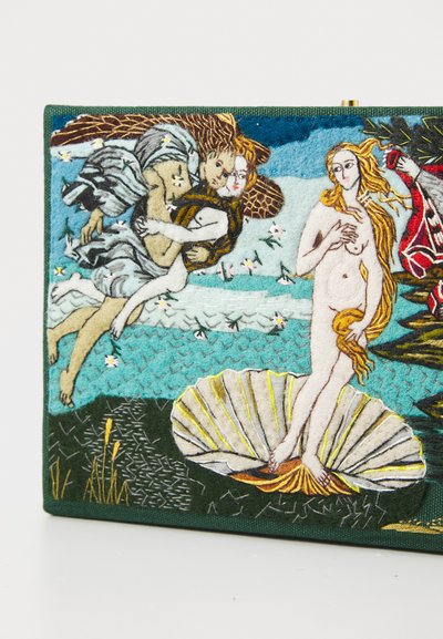 Tikkimisega kott, millel on värvikas disain figuuridega sinise ja rohelise tausta taustal. Tekstureeritud kangas ja kuldsed aktsendid.