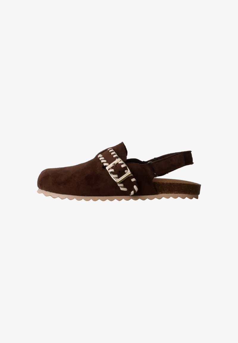 Sandale en daim marron à enfiler avec une bride réglable à boucle cousue en blanc et une semelle beige rainurée, design à talon ouvert.