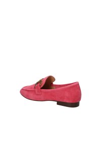 Mocassino in suede rosa con punta arrotondata, suola piatta e un accento decorativo in hardware dorato sulla parte anteriore. Texture liscia con decorazioni minime.