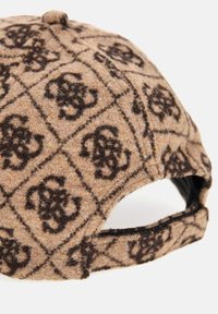 Casquette en feutre brun présentant un motif en brun foncé, avec une forme structurée et une sangle ajustable à l'arrière pour un bon ajustement.
