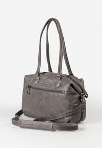 Borsa a mano grigia in pelle con doppi manici, una tracolla rimovibile, una tasca frontale con zip e superficie liscia. Marchio evidente sul lato.