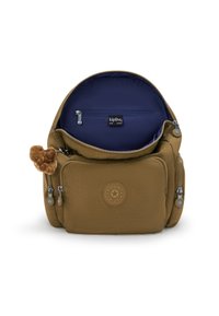 Mochila de nylon marrón con un compartimento principal con cremallera, forro interior morado, un bolsillo delantero y un llavero de mono peludo adjunto.