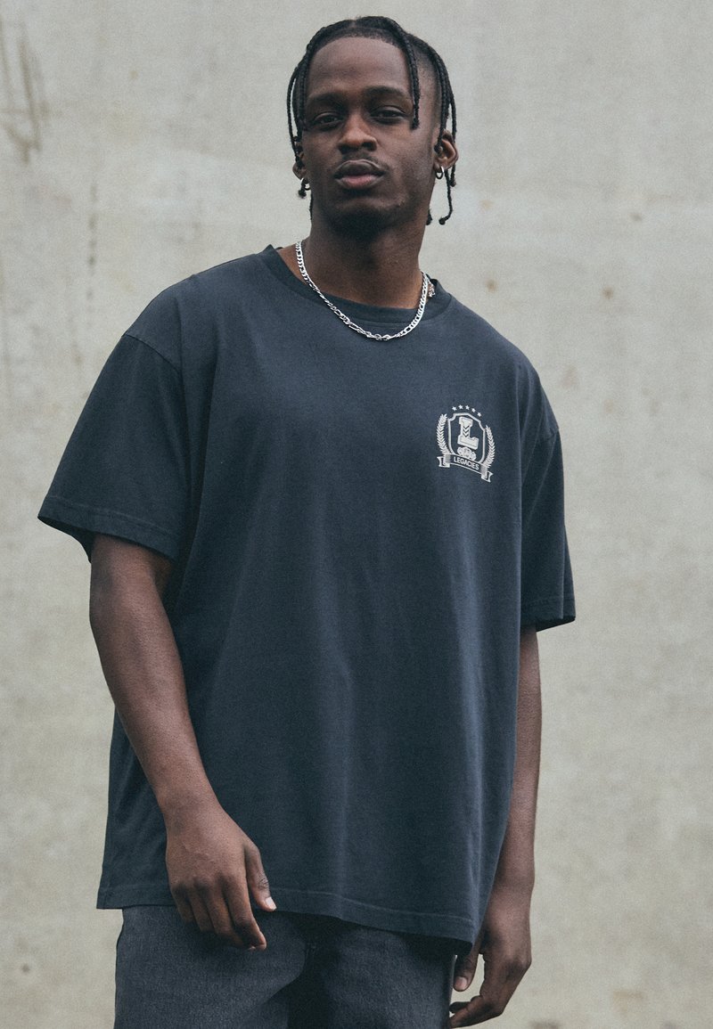 Legacies LEGACIES DROP TEE - Trükipildiga T-särk - vintage black