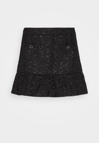 Jupe mini noire texturée avec ourlet évasé et deux poches à boutons sur le devant, le tout sur un fond clair.