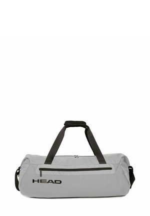 Sac polochon gris en matériau durable, équipé de ferrures noires, d'une poche avant zippée, de deux poignées et d'une bandoulière réglable.