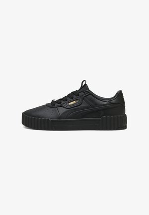 Baskets noires en simili cuir avec des détails perforés, une semelle épaisse à nervures, des lacets plats et un petit logo doré sur le côté.