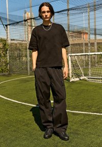 Next REGULAR FIT - EDIT CROPPED FIT - T-shirts print - black