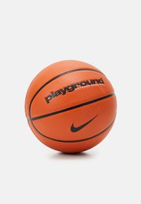 Balón de baloncesto naranja con superficie texturizada, que presenta los logotipos en negro de "playground" y "Nike". Diseñado para uso al aire libre con una forma redonda clásica.
