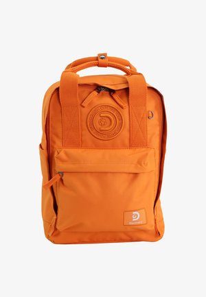 Oranger Rucksack mit rechteckigem Design, aus strapazierfähigem Stoff. Verfügt über eine Fronttasche, einen Tragegriff oben und ein erhabenes Logo-Detail.