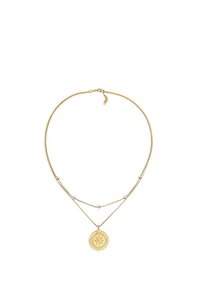 Gelaagde gouden ketting met een ronde hanger met een reliëfontwerp, verfraaid met kleine kralen op fijne kettingen.