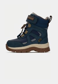 Bottes d'hiver isolées bleues et brunes pour enfant, avec sangle à crochets et boucles, lacets élastiques et semelle robuste pour une utilisation en extérieur.