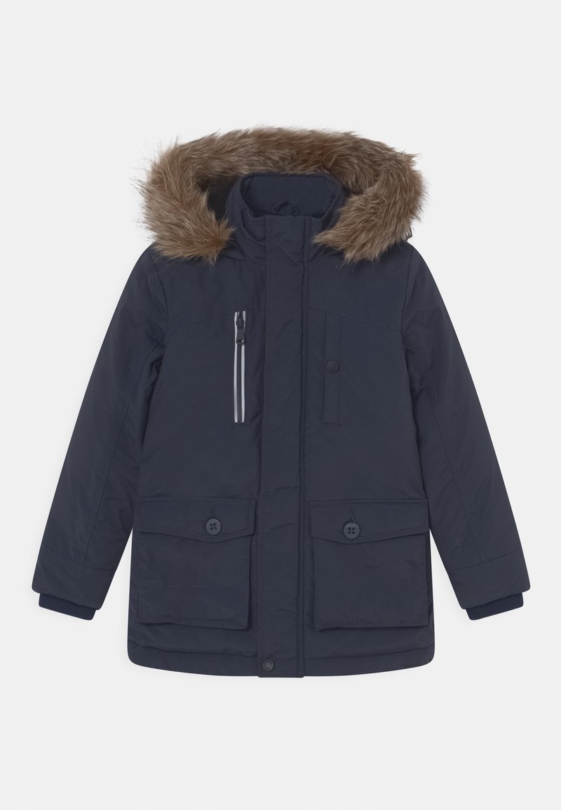 Parka bleu marine avec capuche doublée de fourrure, poche poitrine zippée, deux poches avant à boutons et poignets élastiques pour l'isolation.