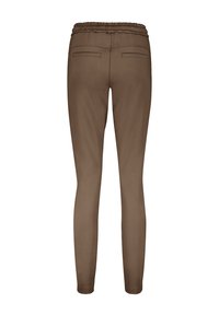 Brune strækbukser med højt elastisk talje, tætsiddende ben og to baglommer giver en glat tekstur og et strømlinet design.