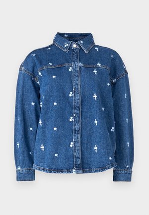 Jaqueta de denim com colarinho, padrões de flores azul claros, botões frontais e mangas compridas. O tecido tem um acabamento clássico de lavagem azul.