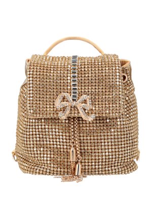 Sac à main en maille ton or avec poignée supérieure, nœud décoratif en strass, bande verticale en strass et pampilles en chaîne pendantes sur le rabat avant.