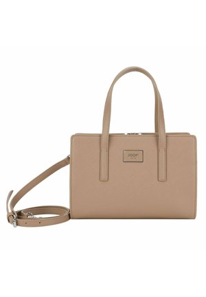 Borsa beige con texture, dotata di due manici superiori, una tracolla removibile e un accento in metallo argentato con logo. Forma rettangolare, chiusura con zip.