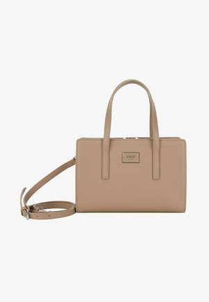 Bolso de mano beige con textura, asas dobles en la parte superior, correa para el hombro desmontable y un acento de logotipo en hardware plateado. Forma rectangular, cierre con cremallera.