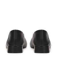 Pantofi negri din piele cu toc jos, pătrat, având o textură netedă și un design rotunjit pe spate, văzuți din spate.