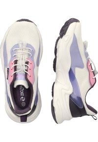 Weiße Netzsneaker mit lila und rosa Akzenten, ausgestattet mit einer dicken Gummisohle, abgerundetem Zehenbereich und Schnürverschluss mit gepolstertem Schaft.