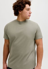 Jack & Jones JJEAUSTIN TEE NOOS PLS - Βασικό μπλουζάκι - vetiver