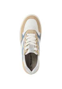 Sneaker in pelle bianca e camoscio beige, con accenti in tessuto blu chiaro. Design classico con lacci, punta perforata e dettaglio del logo.
