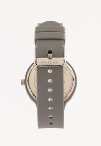 Reloj de silicona gris con esfera metálica redonda, herrajes plateados y correa ajustable que cuenta con múltiples agujeros para adaptarse a diferentes tamaños.