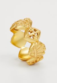 Guld ring med sammenkoblede hav-tema charme, herunder en krabbe, en musling og en søstjerne på en hvid baggrund.